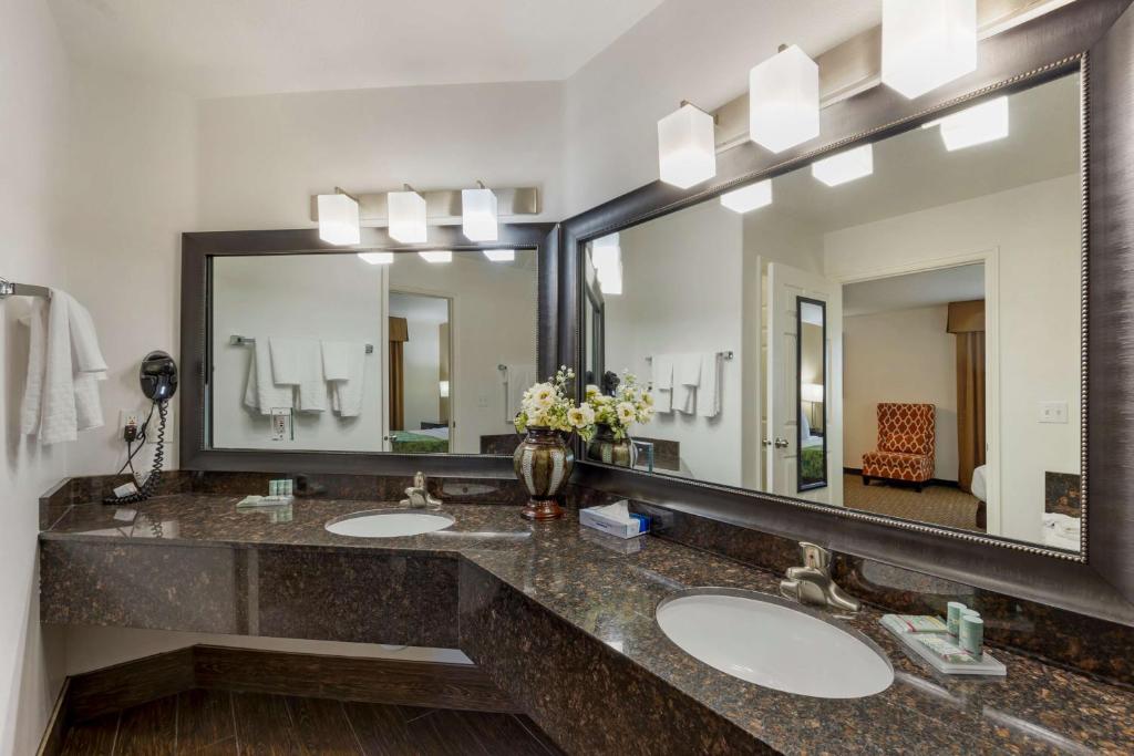 King Suite – Non-Smoking