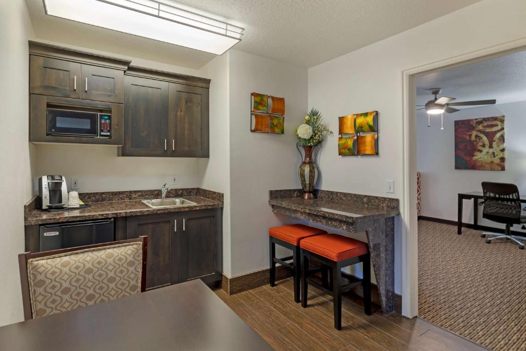 King Suite – Non-Smoking