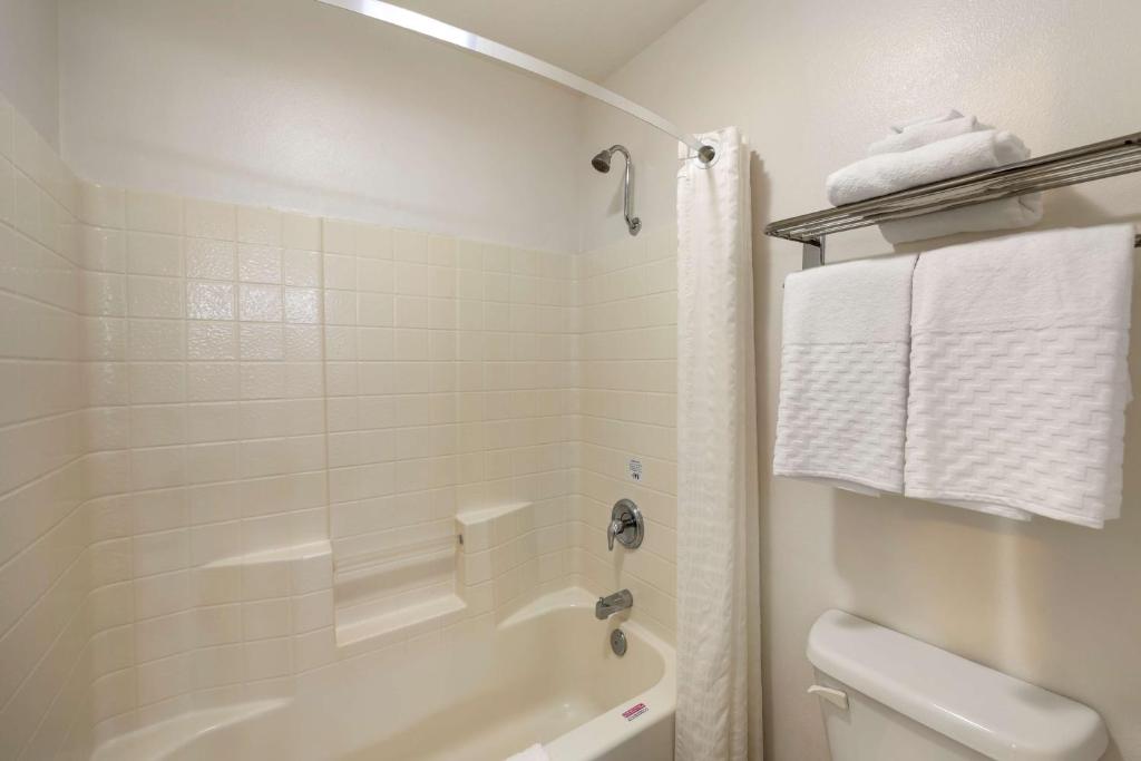 Queen Room with Two Queen Beds – Non-Smoking