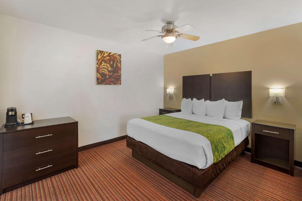 Queen Room with Two Queen Beds – Non-Smoking