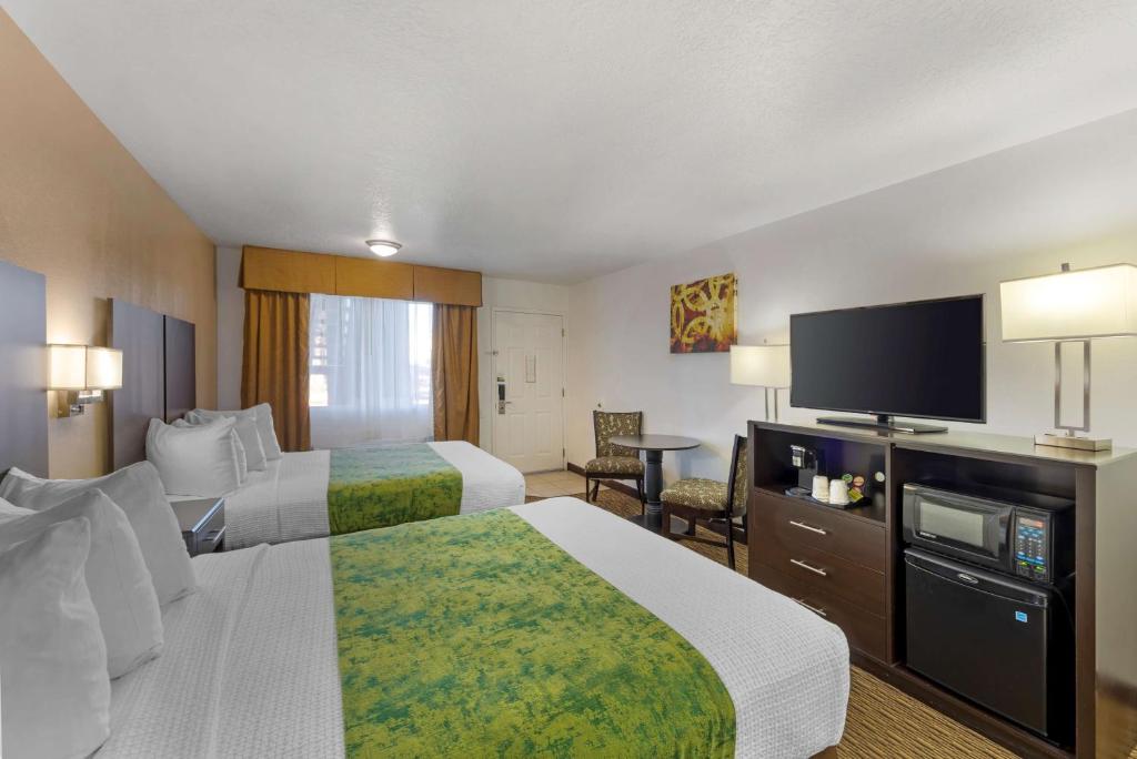 Queen Room with Two Queen Beds – Non-Smoking