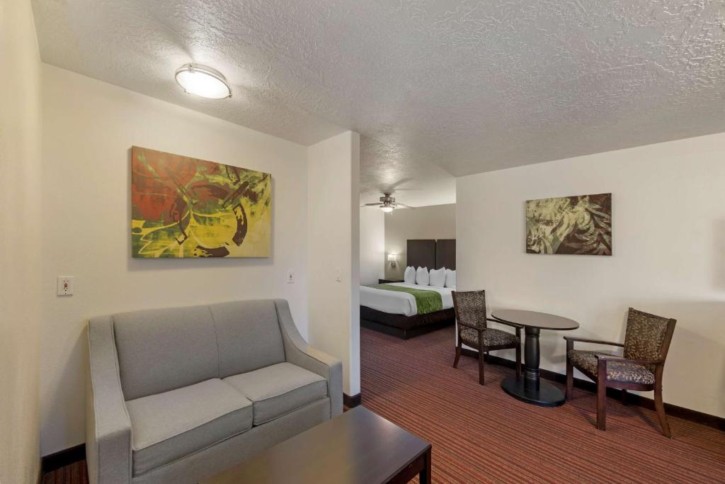 Queen Room with Two Queen Beds – Non-Smoking