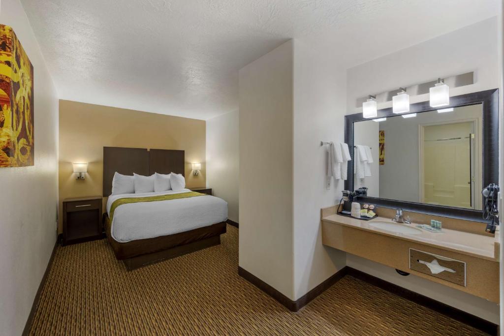 Queen Suite – Non-Smoking