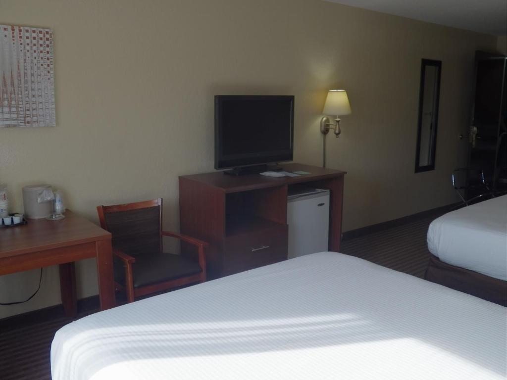 Queen Room with Two Queen Beds – Non-Smoking