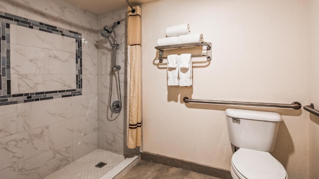 Double Queen Room with Mobility Accessible Roll-In Shower – Non-Smoking