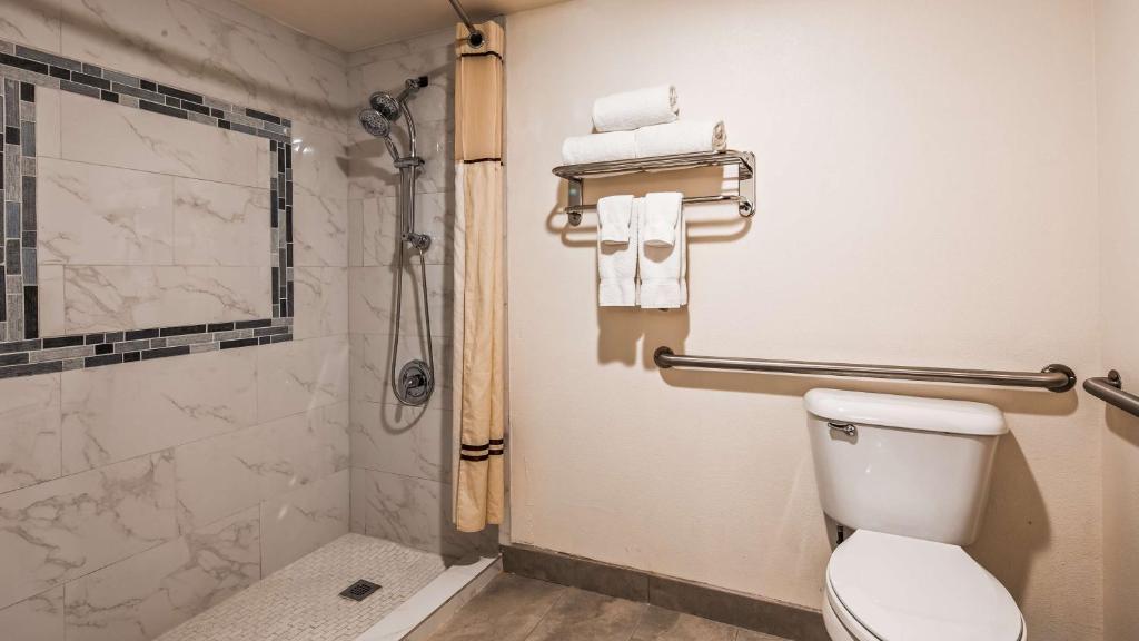 Double Queen Room with Mobility Accessible Roll-In Shower – Non-Smoking