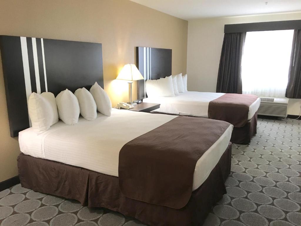 Double Queen Room with Mobility Accessible Roll-In Shower – Non-Smoking