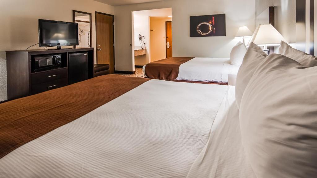 Double Queen Room with Mobility Accessible Roll-In Shower – Non-Smoking