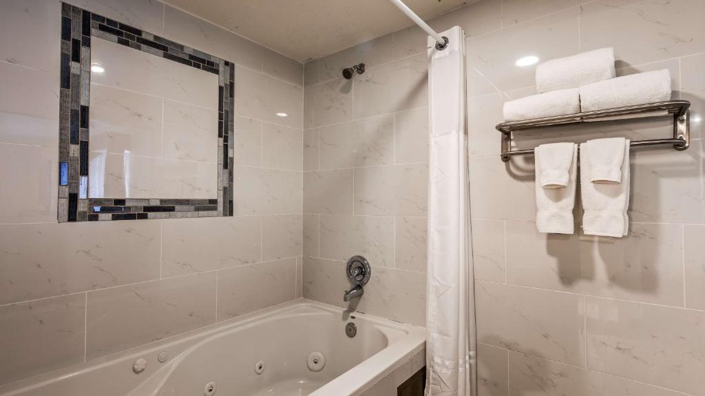 King Room with Hot Tub – Non-Smoking