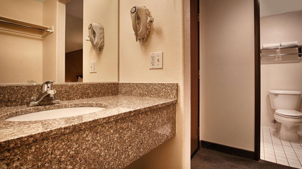 King Room with Hot Tub – Non-Smoking