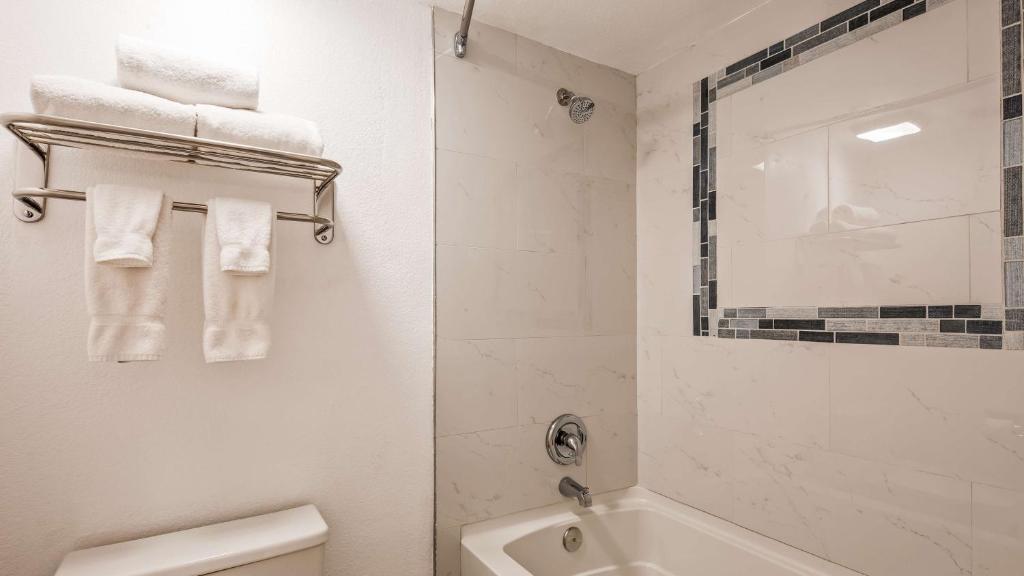 Queen Room with Two Queen Beds and Kitchenette – Non-Smoking