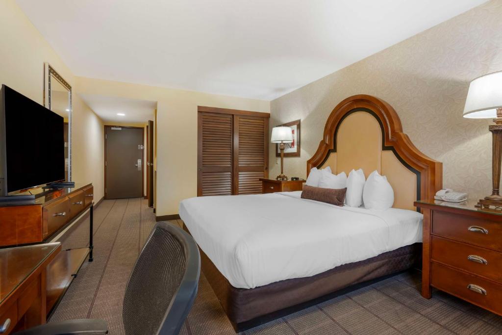 King Room with Balcony – Smoking