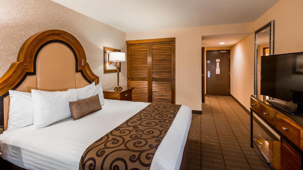 King Room with Balcony – Smoking