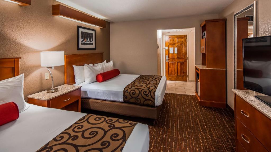 Queen Room with Two Queen Beds and View – Non-Smoking