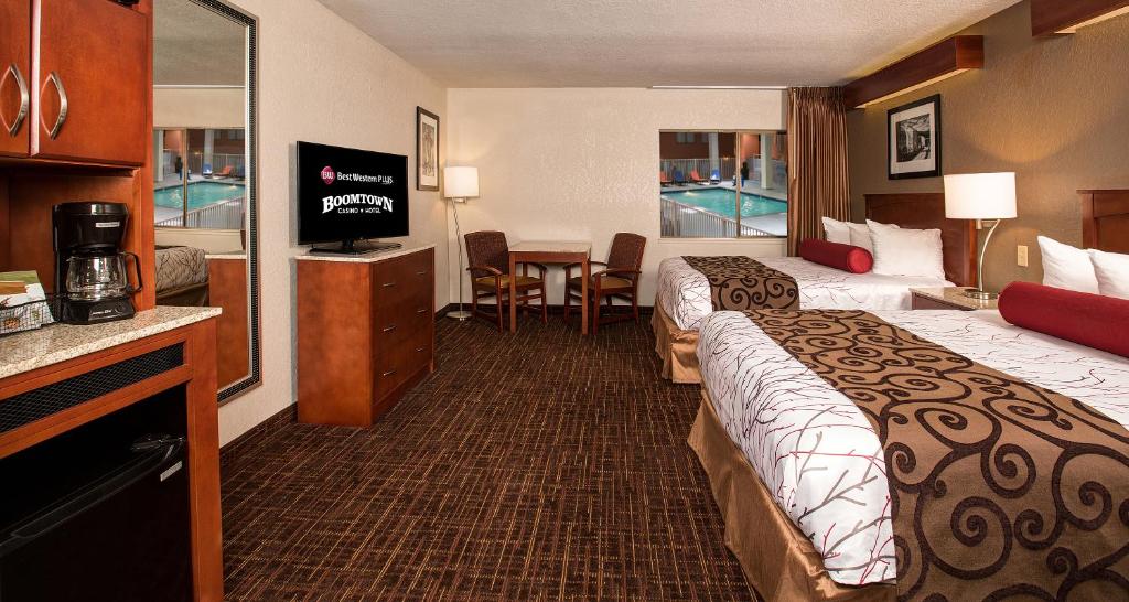 Queen Room with Two Queen Beds – Non-Smoking