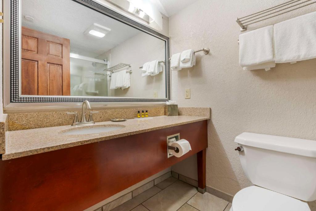 Queen Room with Two Queen Beds South Tower – Non-Smoking