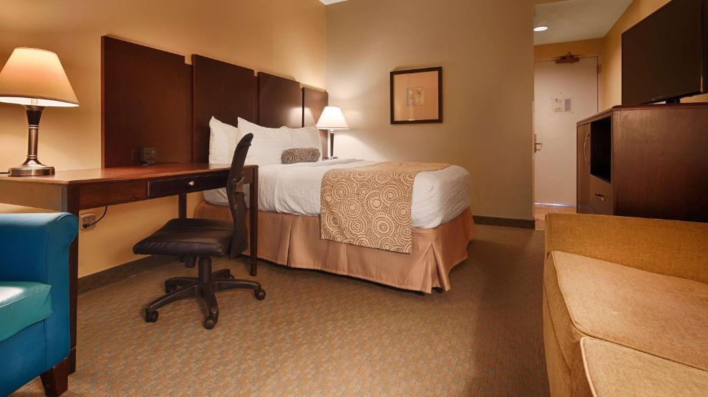 Queen Room with Roll-In Shower and View – Disability AccessNon-Smoking