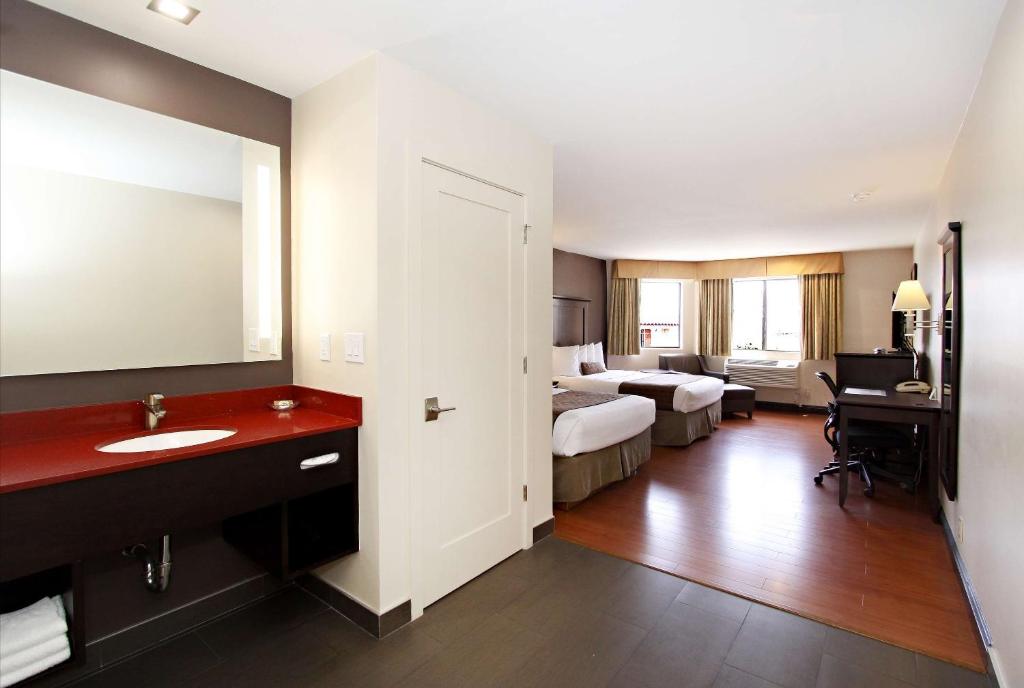 Quadruple Room with Two Double Beds – Non-Smoking