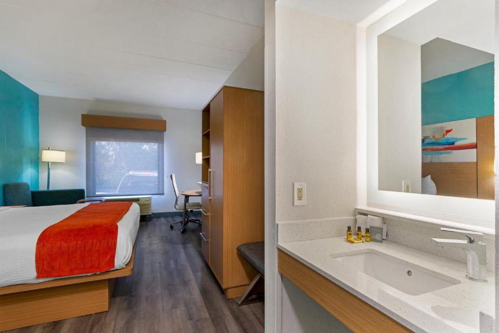 King Room with Sofa Bed – Non-Smoking