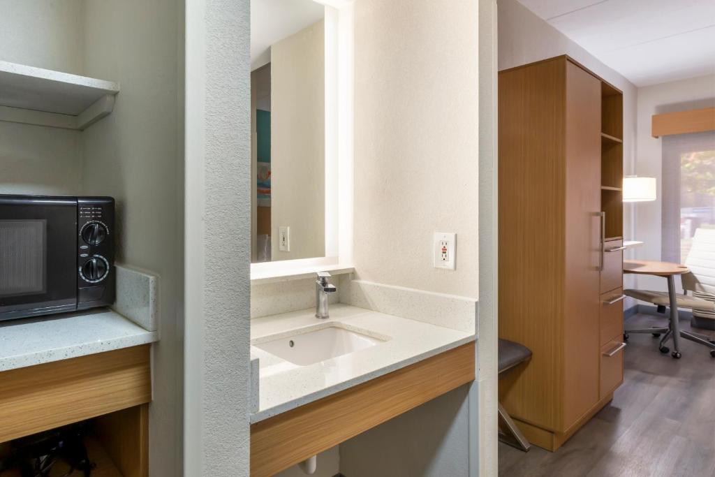 King Room with Sofa Bed – Non-Smoking