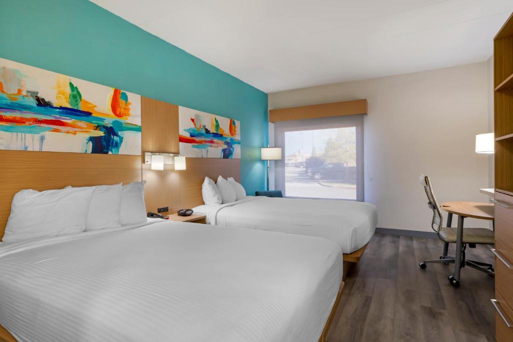 Queen Room with Two Queen Beds – Non-Smoking