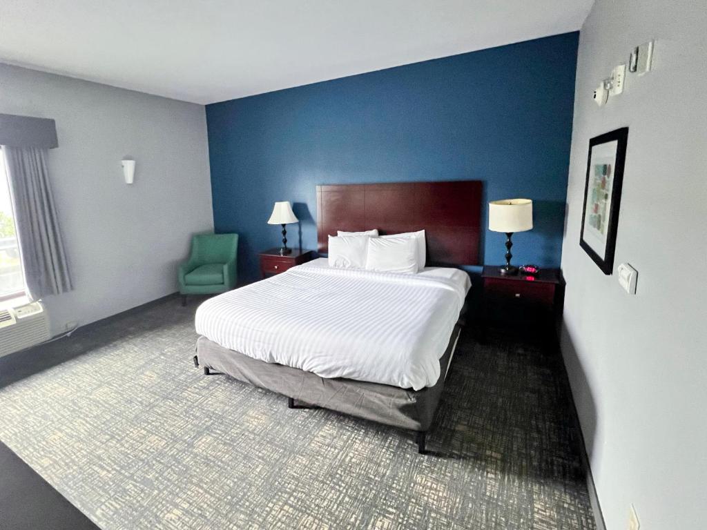 King Room with Roll-In Shower – Disability AccessNon-Smoking