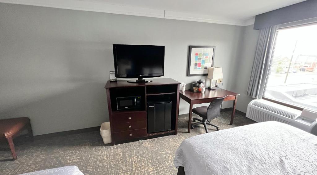 Queen Room with Two Queen Beds and Full Kitchen – Non Smoking