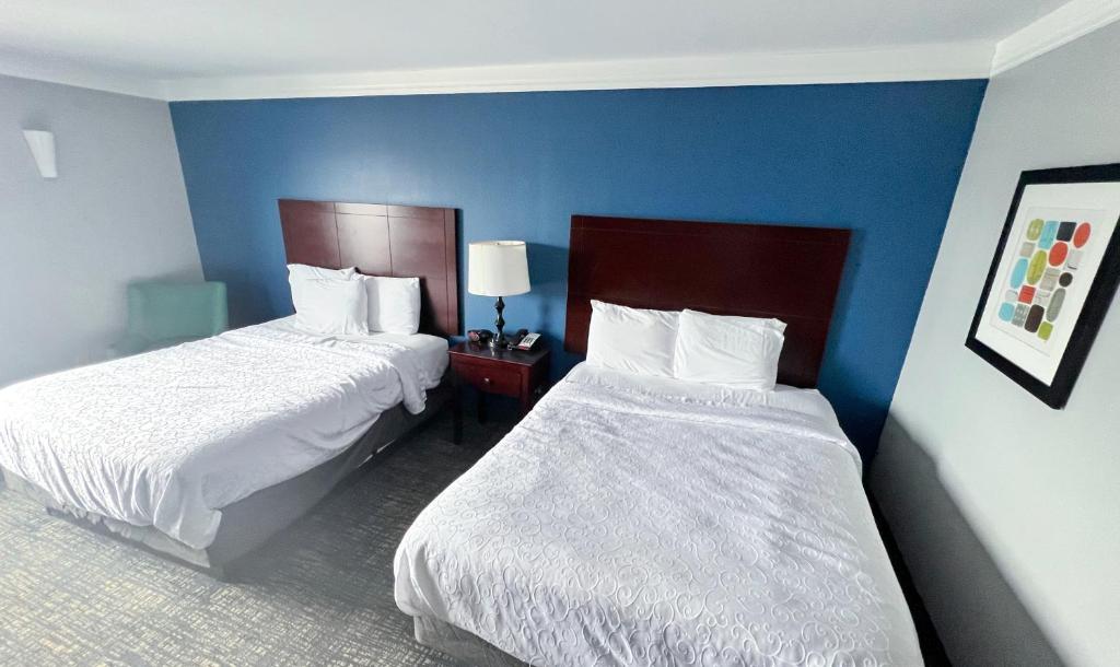 Queen Room with Two Queen Beds and Full Kitchen – Non Smoking