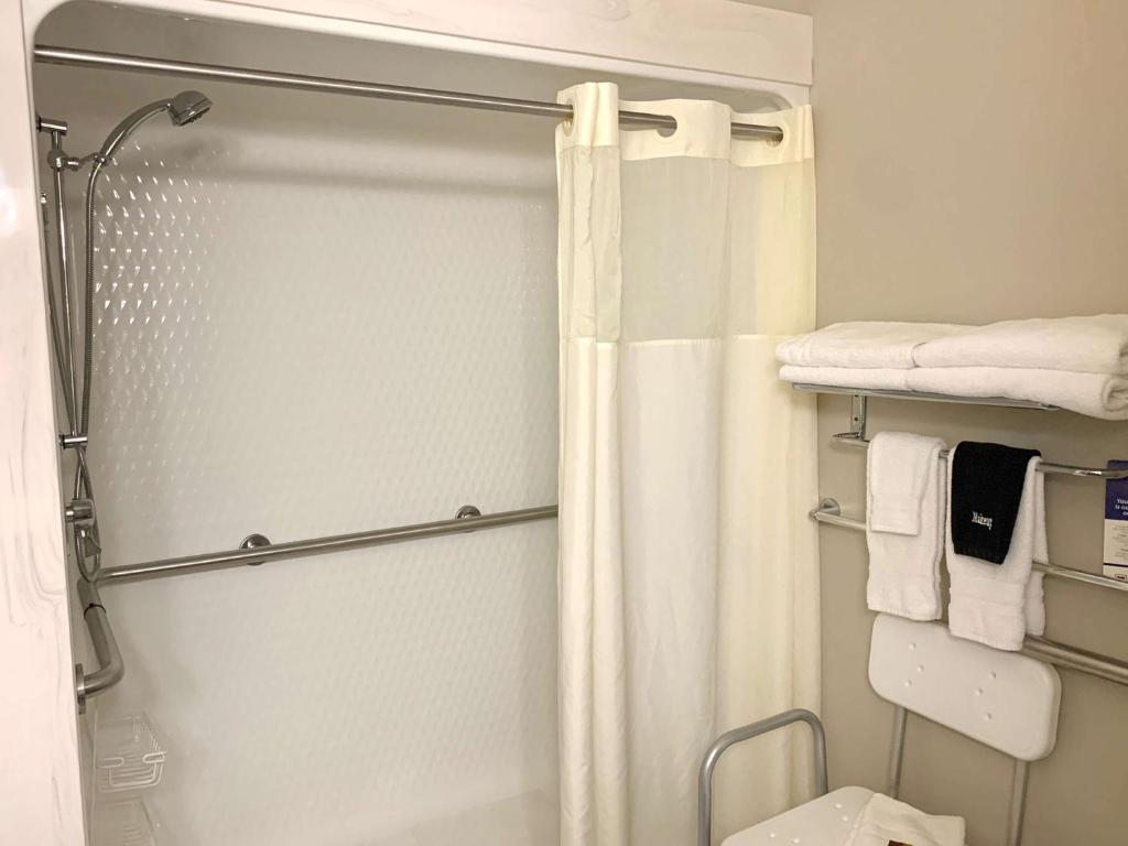 King Room with Roll-in Shower – Disability AccessNon-Smoking