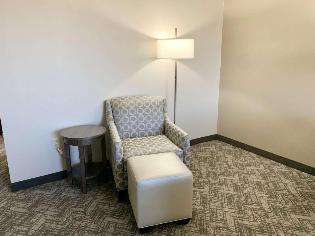 King Room with Roll-in Shower – Disability AccessNon-Smoking