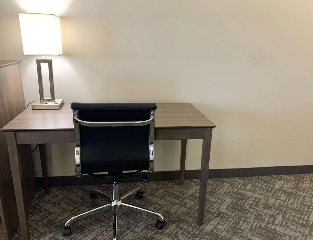 King Room with Roll-in Shower – Disability AccessNon-Smoking