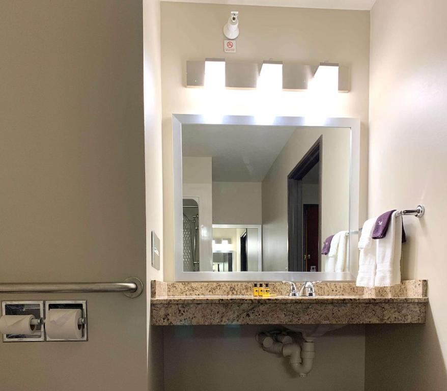 King Room with Roll-in Shower – Disability AccessNon-Smoking