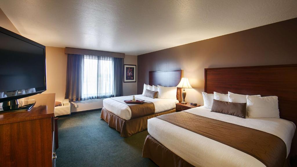 Queen Room with Two Queen Beds – Non-Smoking