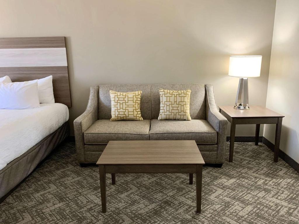 Suite with One King Bed and Two Queen Beds