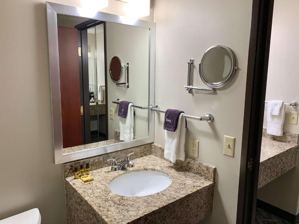 Suite with One King Bed and Two Queen Beds