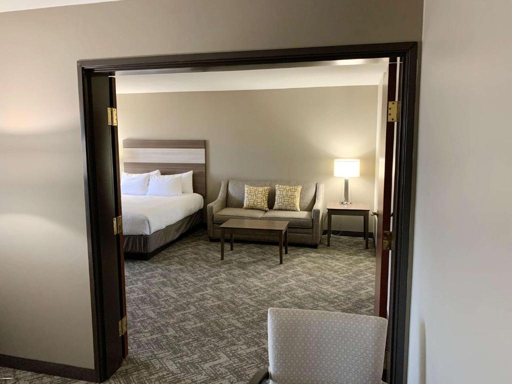 Suite with One King Bed and Two Queen Beds