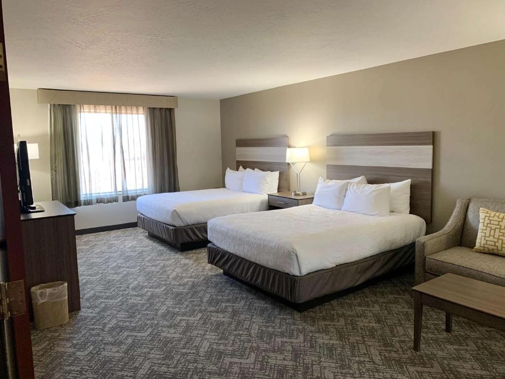 Suite with One King Bed and Two Queen Beds