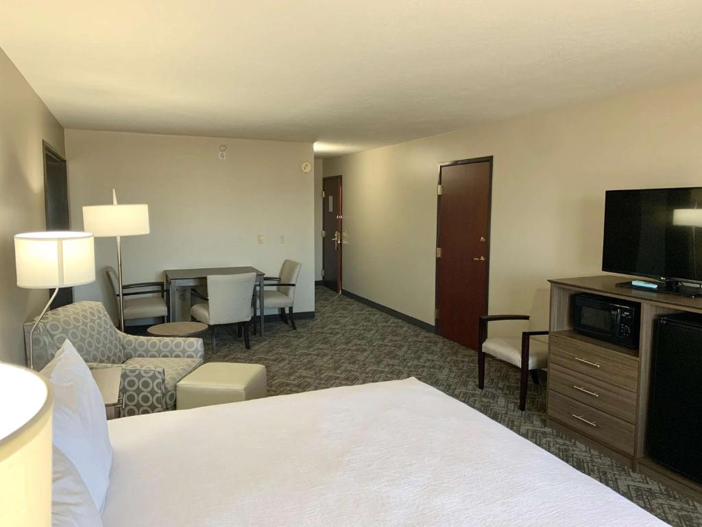 Suite with One King Bed and Two Queen Beds