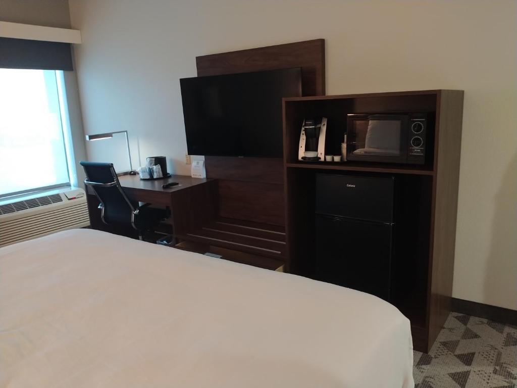 King Room with Mobility Accessible Tub