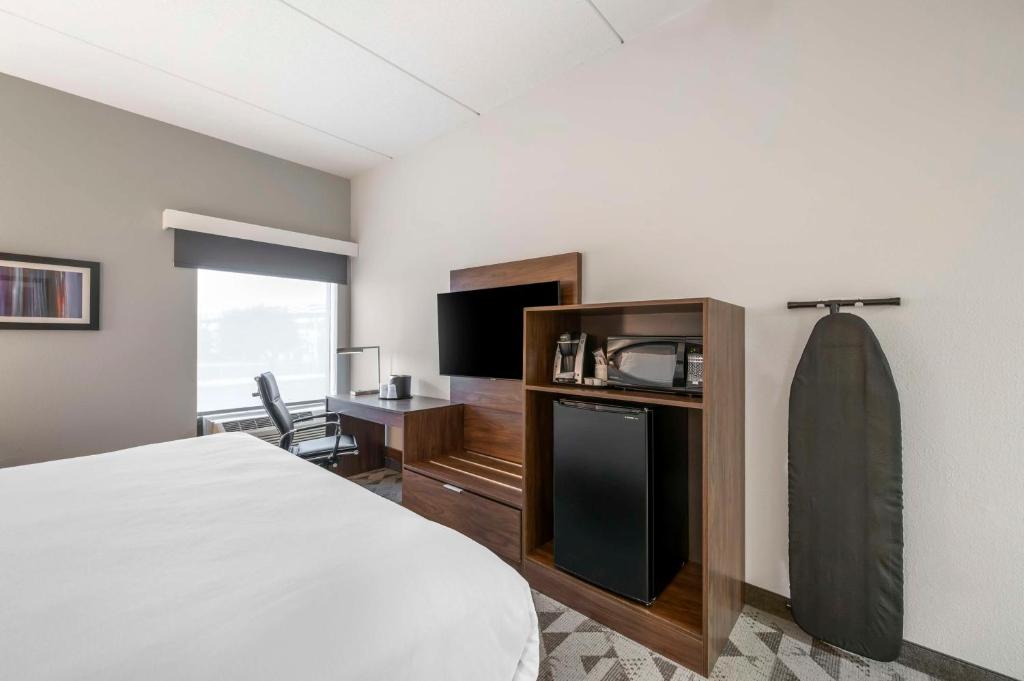 King Room with Mobility Accessible Tub