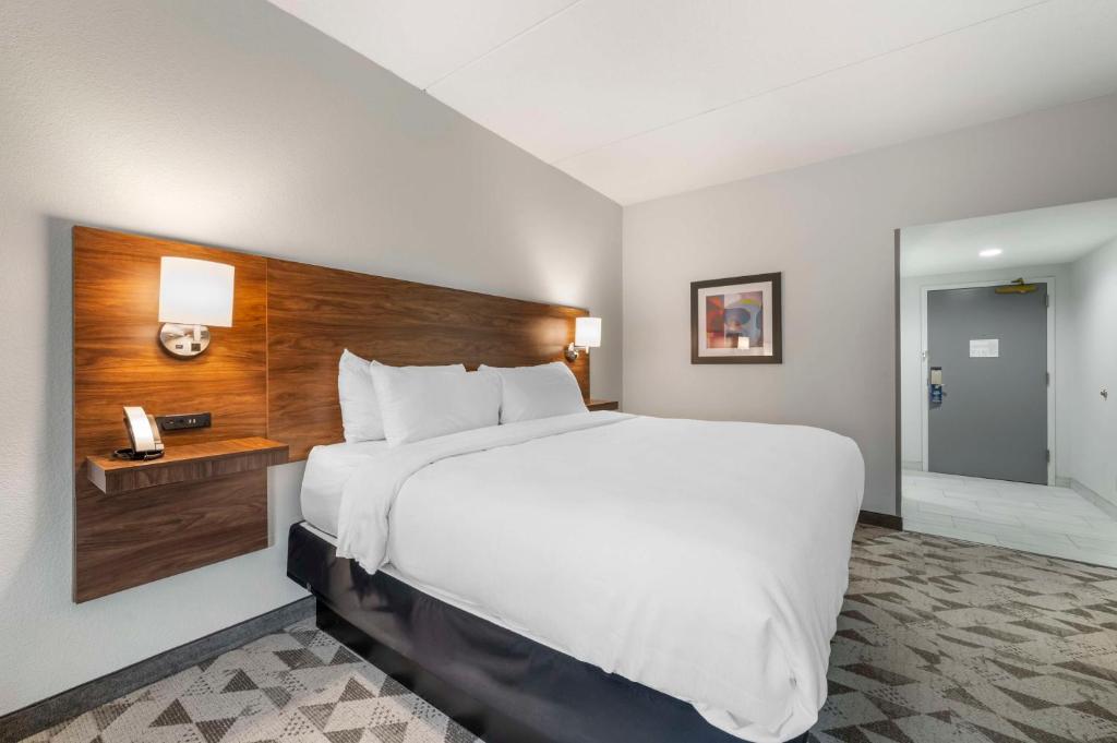 King Room with Mobility Accessible Tub