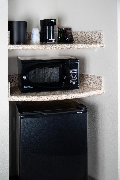 King Room with Shower Only – Non-Smoking