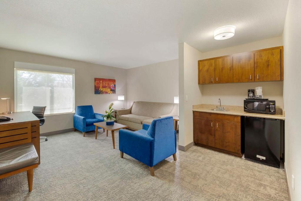 King Suite with Sofa Bed – Non-Smoking