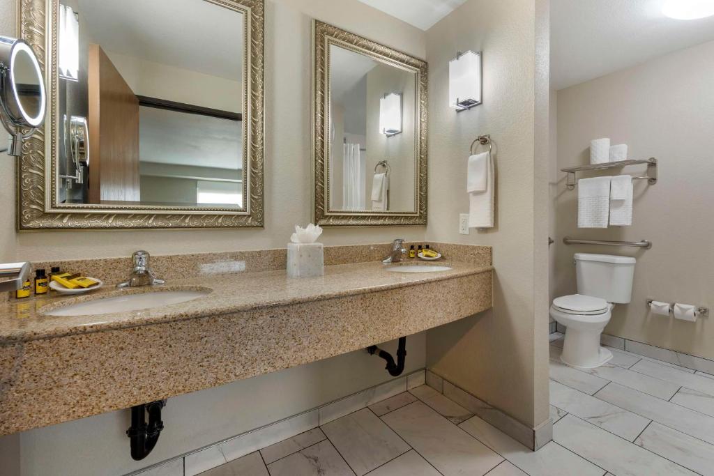 Queen Room with Two Queen Beds – Non-Smoking