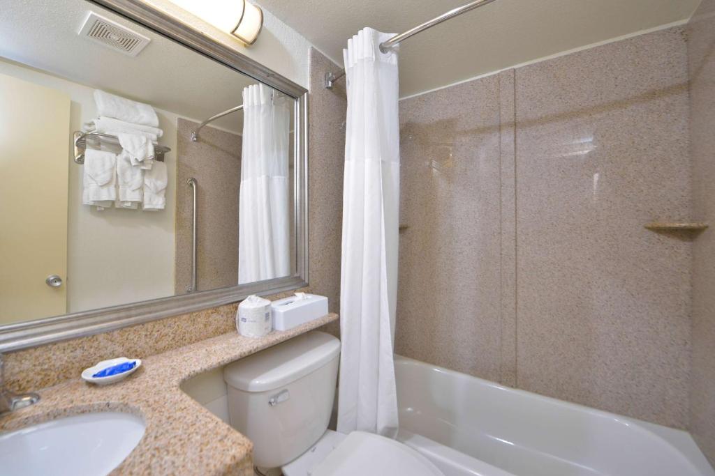 Queen Suite with Two Queen Beds – Non-SmokingPet Friendly Room