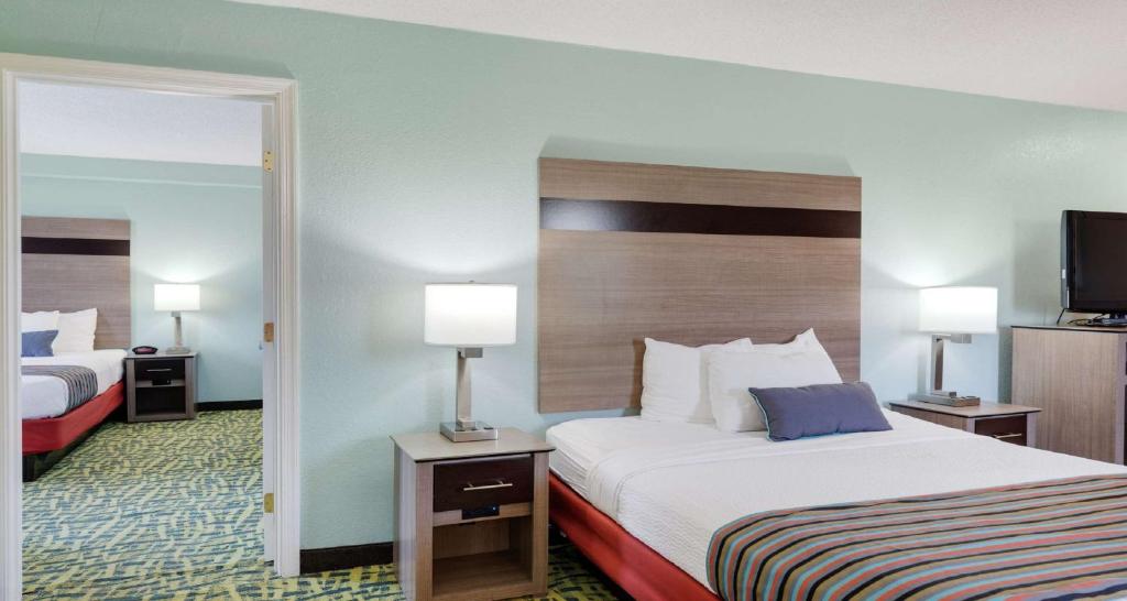 Queen Suite with Two Queen Beds – Non-SmokingPet Friendly Room