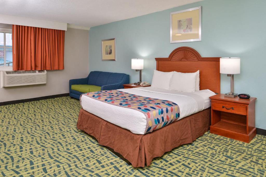 Queen Suite with Two Queen Beds – Non-SmokingPet Friendly Room