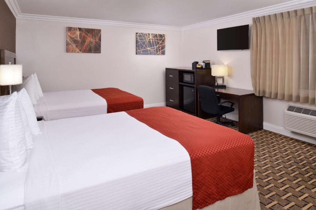 Deluxe Queen Room with Two Queen Beds – Non-Smoking
