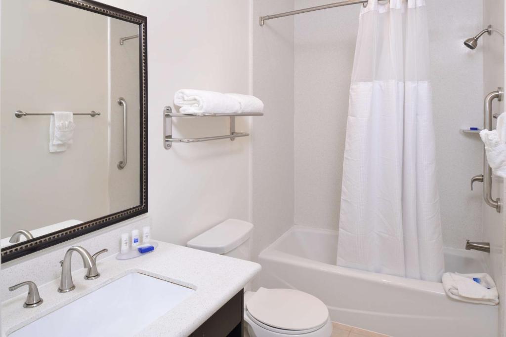 Deluxe Queen Room with Two Queen Beds – Non-Smoking