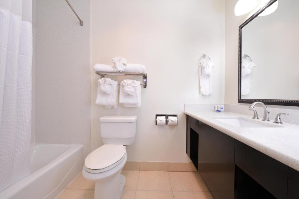 Deluxe Queen Room with Two Queen Beds – Non-Smoking